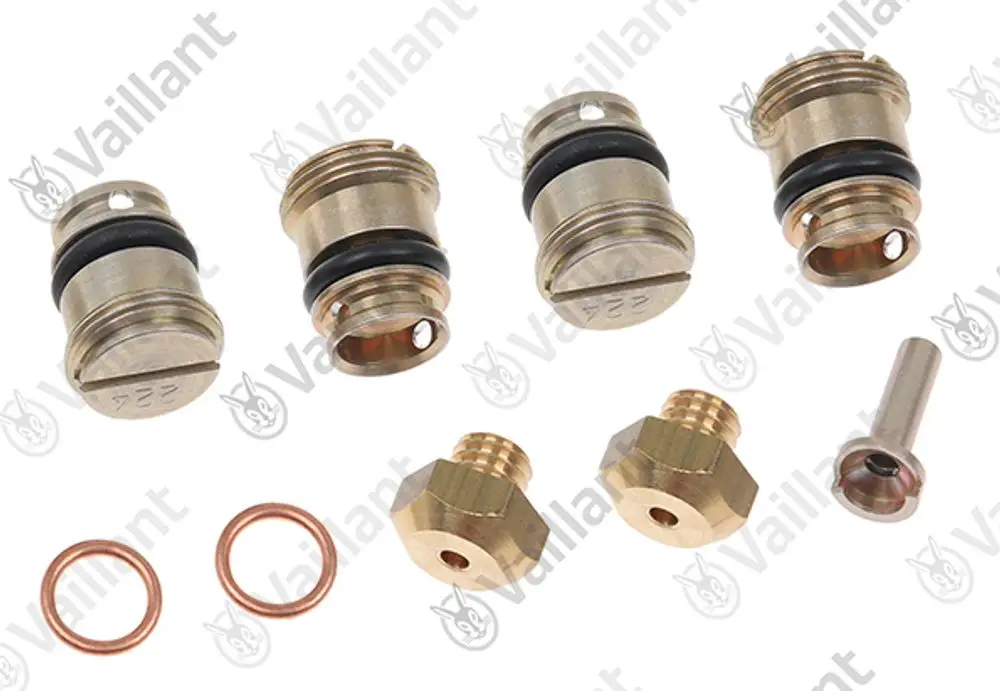 Verschiedene Messingdüsen und Token von Vaillant, inklusive O-Ringe und Kupferdichtungen, zur Verwendung in Heizsystemen.